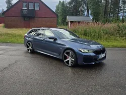 Blå Begagnad 2023 BMW 530e Shadowline Kombi | 440 000 kr (Marknadspris)