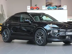 Svart Begagnad 2024 Porsche Macan 4 Electric SUV | 995 000 kr (Superpris)
