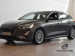 Grå Begagnad 2018 Ford Focus Titanium Halvkombi | 134 900 kr (Marknadspris)
