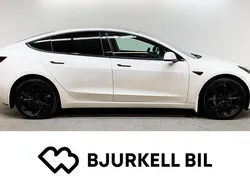 Vit Begagnad 2021 Tesla Model 3 Standard Range Plus Sedan | 229 900 kr (Marknadspris)