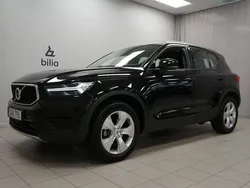 Svart Begagnad 2022 Volvo XC40 Momentum SUV | 329 900 kr (Marknadspris)