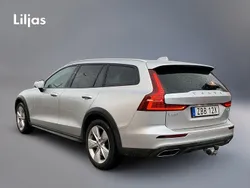 Silver Begagnad 2019 Volvo V60 CC SE Kombi | 269 000 kr (Marknadspris)