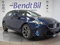 Tanzanite blå metallic Ny 2025 BMW 120 M Sport Halvkombi | 409 500 kr