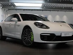 Vit (white) Begagnad 2022 Porsche Panamera 4 Platinum Edition Sedan | 895 000 kr (Marknadspris)