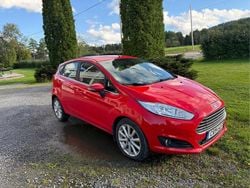 Röd Begagnad 2017 Ford Fiesta Titanium Halvkombi | 75 000 kr (Marknadspris)