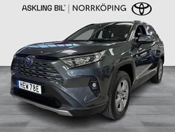 Mörkgrå (grå) Begagnad 2022 Toyota RAV4 Hybrid Active SUV | 374 000 kr (Bra pris)