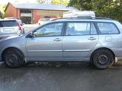 Ljusblå Begagnad 2002 Toyota Corolla Kombi | 30 900 kr (Marknadspris)