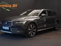 Mörkgrå Begagnad 2022 Volvo V60 CC Pro Kombi | 434 900 kr (Marknadspris)