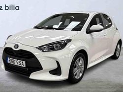 Vit Begagnad 2022 Toyota Yaris Hybrid Halvkombi | 189 900 kr (Marknadspris)