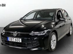Svart Begagnad 2025 VW Golf VIII Life Halvkombi | 294 900 kr (Superpris)