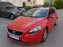 Röd Begagnad 2018 Volvo V40 Kinetic Kombi | 137 000 kr (Marknadspris)