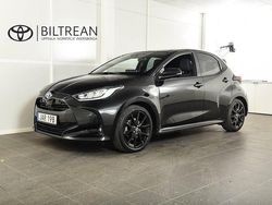 Svart metallic Begagnad 2023 Toyota Yaris Hybrid Style Halvkombi | 248 900 kr (Marknadspris)