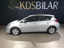 Silver Begagnad 2013 Toyota Auris Hybrid Active Halvkombi | 135 000 kr (Lite dyr)