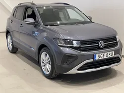 Grå (smokey grey metallic) Ny 2025 VW T-Cross Life SUV | 299 200 kr (Marknadspris)