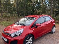 Röd Begagnad 2012 Kia Rio Halvkombi | 62 000 kr (Marknadspris)