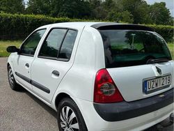 Vit Begagnad 2004 Renault Clio II Expression Halvkombi | 29 500 kr (Marknadspris)