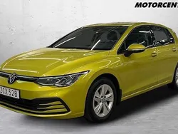 Gul Begagnad 2021 VW Golf VIII Life Halvkombi | 239 000 kr (Marknadspris)