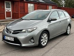 Ljusgrå Begagnad 2013 Toyota Auris Touring Sports Kombi | 74 900 kr (Marknadspris)