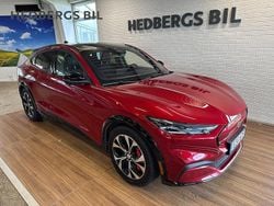 Röd Begagnad 2022 Ford Mustang Mach-E Standard Range SUV | 329 900 kr (Marknadspris)