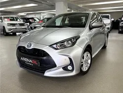 Silver Begagnad 2023 Toyota Yaris Hybrid Active Halvkombi | 199 900 kr (Marknadspris)