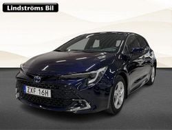 Mörkblå Begagnad 2024 Toyota Corolla Hybrid Style Halvkombi | 329 900 kr (Marknadspris)