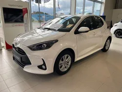 Vit Ny 2025 Toyota Yaris Hybrid Active Halvkombi | 259 900 kr (Bra pris)