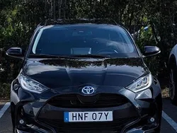 Svart Begagnad 2022 Toyota Yaris Hybrid Active Halvkombi | 249 500 kr (Dyr)