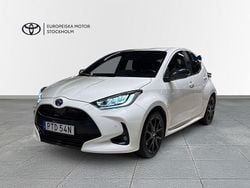 Vit Begagnad 2023 Toyota Yaris Hybrid Style Halvkombi | 249 900 kr (Marknadspris)
