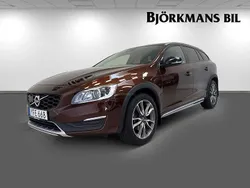 Brun Begagnad 2016 Volvo V60 CC Summum Kombi | 239 000 kr (Marknadspris)
