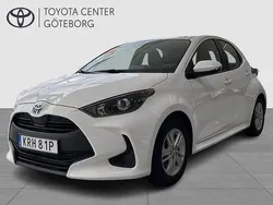 Vit Begagnad 2022 Toyota Yaris Hybrid Active Halvkombi | 214 900 kr (Marknadspris)