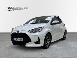 Vit Begagnad 2022 Toyota Yaris Hybrid Active Halvkombi | 224 900 kr (Marknadspris)