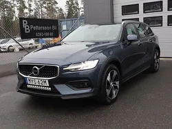 Mörkblå (denim blue metallic) Begagnad 2019 Volvo V60 CC SE Kombi | 262 000 kr (Lite dyr)