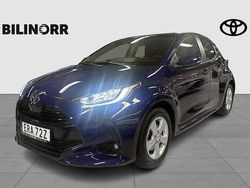 Mörkblå Begagnad 2024 Toyota Yaris Hybrid Active Halvkombi | 259 900 kr (Lite dyr)