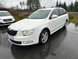 Vit Begagnad 2010 Skoda Superb Kombi | 29 900 kr (Marknadspris)