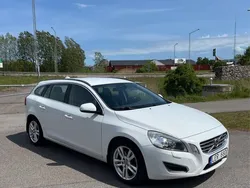 Vit Begagnad 2011 Volvo V60 Momentum Kombi | 82 500 kr (Bra pris)