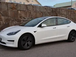 Vit Begagnad 2021 Tesla Model 3 Standard Range Plus Sedan | 268 000 kr (Marknadspris)