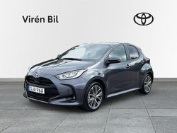 Mörkgrå Ny 2024 Toyota Yaris Hybrid Style Halvkombi | 295 000 kr (Marknadspris)