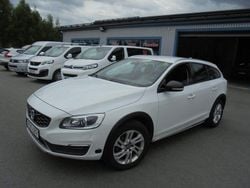 Vit Begagnad 2017 Volvo V60 CC Momentum Kombi | 160 000 kr (Marknadspris)