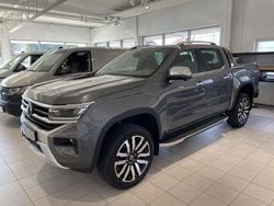 Mörkgrå (dark grey metallic) Ny 2025 VW Amarok Aventura Pickup | 858 000 kr (Marknadspris)