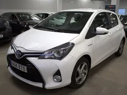 Vit Begagnad 2016 Toyota Yaris Hybrid Active Halvkombi | 110 000 kr (Marknadspris)