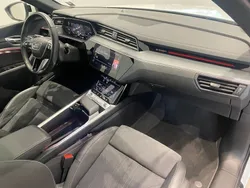 Vit Begagnad 2024 Audi Q8 e-tron SUV | 699 000 kr (Superpris)