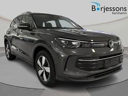 Mörkgrå Ny 2025 VW Tiguan Life SUV | 555 400 kr (Marknadspris)