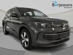 Mörkgrå Ny 2025 VW Tiguan Life SUV | 555 400 kr (Marknadspris)