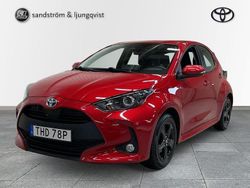 Röd Begagnad 2022 Toyota Yaris Hybrid Active Halvkombi | 225 000 kr (Marknadspris)