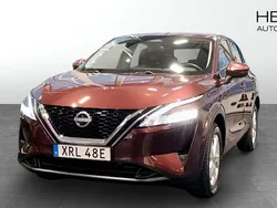 Mörkröd (red) Begagnad 2023 Nissan Qashqai Acenta SUV | 259 900 kr (Marknadspris)