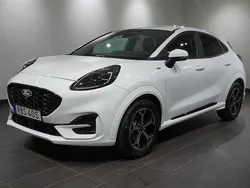 Vit (frozen white) Ny 2024 Ford Puma Gen-E ST-Line Halvkombi | 249 800 kr
