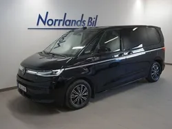 Svart (deep black pärleffekt) Begagnad 2022 VW Multivan Minibuss | 579 900 kr (Marknadspris)