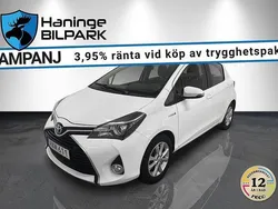 Vit Begagnad 2015 Toyota Yaris Hybrid Active Halvkombi | 144 900 kr (Marknadspris)