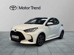 Vit Begagnad 2022 Toyota Yaris Hybrid Active Halvkombi | 214 900 kr (Marknadspris)