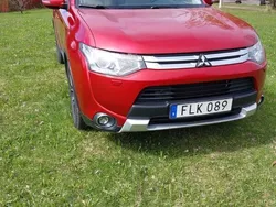 Röd Begagnad 2015 Mitsubishi Outlander SUV | 60 000 kr